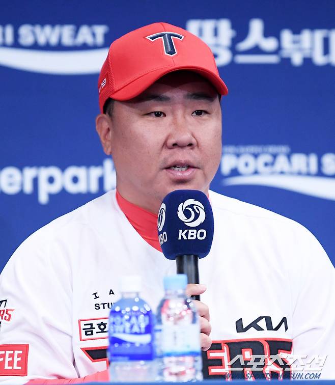 2024 KBO 한국시리즈 미디어데이가 20일 광주 라마다플라자에서 열렸다. KIA 이범호 감독이 인터뷰를 하고 있다. 광주=박재만 기자 pjm@sportschosun.com/2024.10.20/