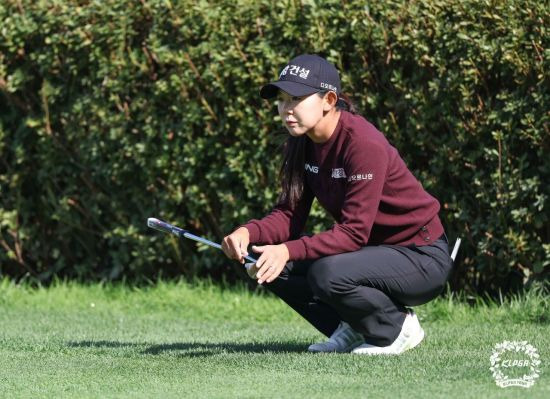 박보겸이 상상인·한경 와우넷 오픈 4라운드 3번 홀에서 그린을 읽고 있다. [사진제공=KLPGA]