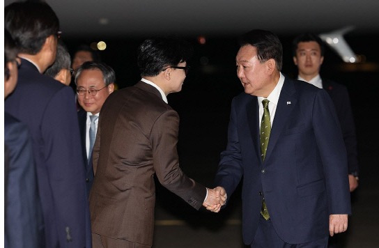 윤석열 대통령, 국민의힘 한동훈 대표와 악수. 연합뉴스