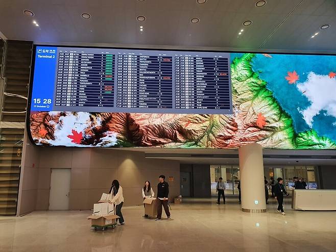 인천공항 제2여객터미널 입국장 전광판. 도착편 정보와 함께 공항으로 접근 중인 항공기가 지도 위에 표시돼 있다. 최종훈 기자