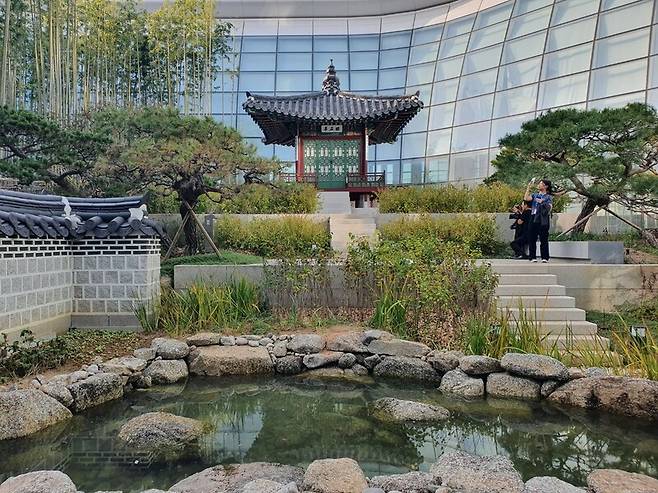 인천공항 제2여객터미널 탑승장 동편에 조성된 ‘한국정원’. 여행객들이 야외 공간에서 하늘을 볼 수 있는 구조다. 최종훈 기자