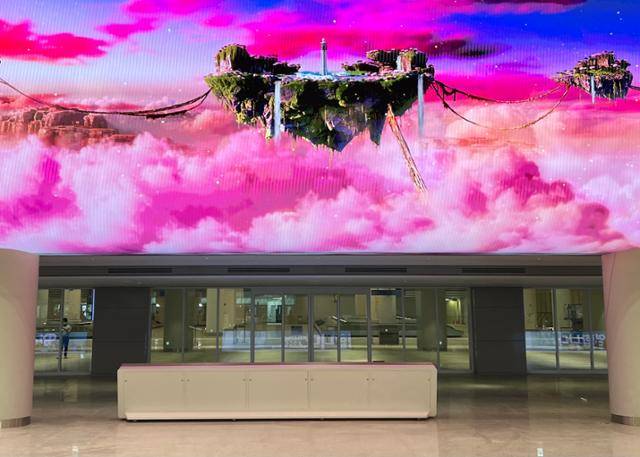 동편과 서편 확장부 양쪽 입국장에 하나씩 설치된 비행 정보 안내판. 안내판은 인천공항 주변 지도와 동화풍 공중섬을 번갈아 띄운다. 영상에는 계절과 날씨가 반영된다. 김민호 기자