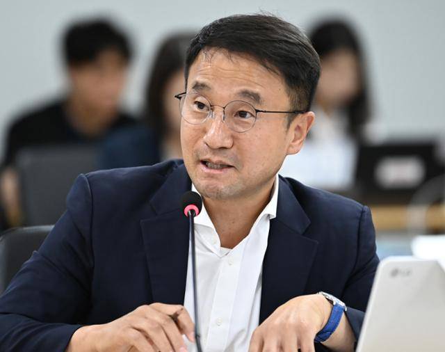 한병도 더불어민주당 의원이 지난 14일 경기도 수원시 영통구 경기도청에서 열린 국회 행정안전위원회의 경기도에 대한 국정감사에서 질의하고 있다. 뉴시스