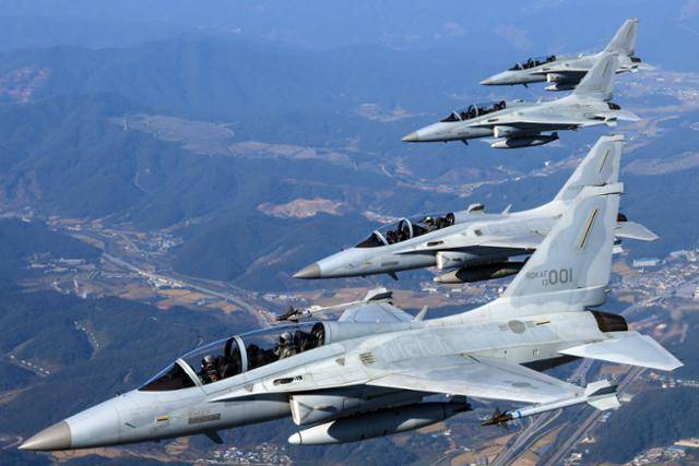 문재인 당시 대통령이 2021년 10월 20일 경기 성남시 서울공항에서 열린 2021 서울 국제 항공우주 및 방위산업 전시회 기념식에 참석하기에 앞서 FA-50 경공격기를 타고 우리 영공을 비행하고 있다. 문 대통령은 앞쪽 001기 후방석에 탑승했다. 국방부 제공