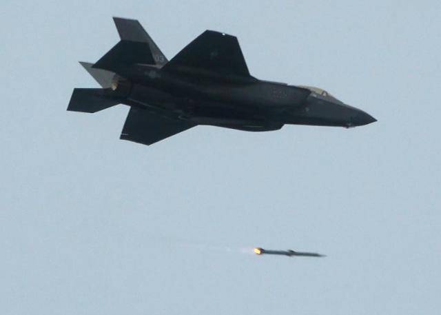 한국 공군 F-35A 전투기가 2023년 3월 24일 오후 가상의 공중 표적을 향해 AIM-120 암람(AMRAAM) 공대공미사일을 발사하고 있다. 공군 제공