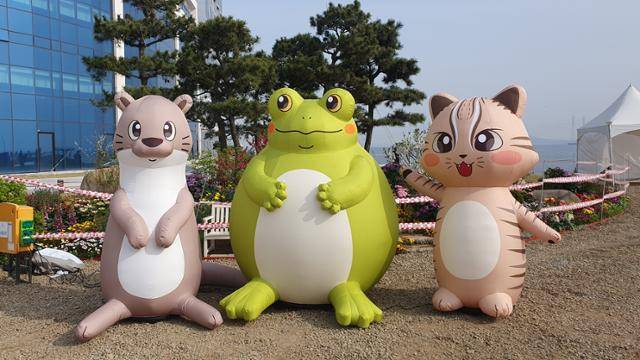 경기도 깃대종에 선정된 야생동물 31종 에어입간판. 경기도 제공