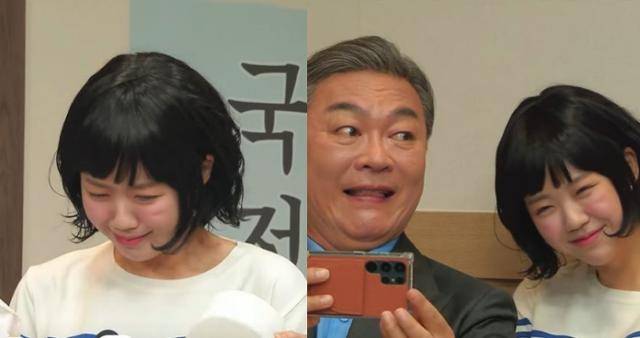 배우 지예은이 지난 19일 공개된 'SNL코리아'에서 국회 국정감사에 출석한 뉴진스 하니를 패러디하고 있다. SNL코리아 캡처