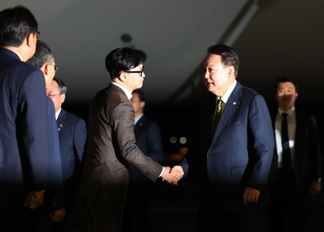 필리핀·싱가포르 국빈방문 및 한·아세안 정상회의 일정을 마친 윤석열 대통령이 11일 경기 성남 서울공항에 도착해 환영 나온 한동훈(왼쪽) 국민의힘 대표와 인사를 나누고 있다. 성남=뉴시스