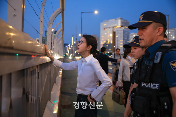 김건희 여사가 지난 9월10일 자살 방지를 위해 마포대교 난간에 설치된 도르래를 직접 만져보고 있다. 대통령실 제공