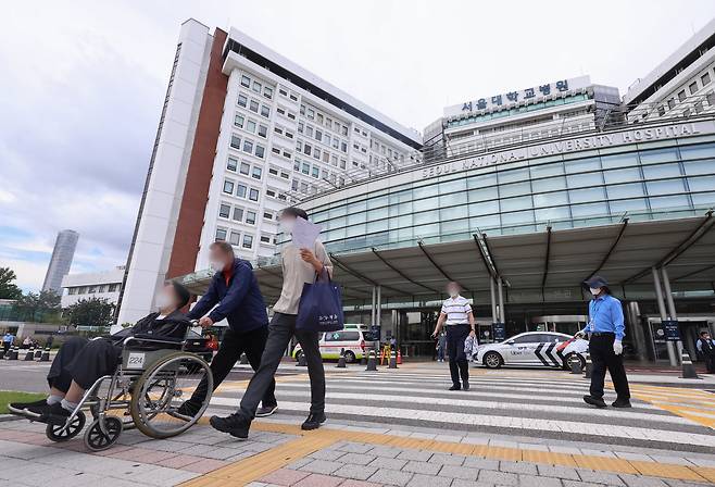 Visitors and patients walk in front of Seoul National University Hospital in central Seoul in October. [YONHAP]