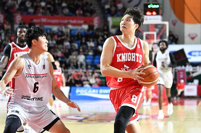 SK 안영준(오른쪽)이 20일 정관장 전에서 공격을 펼치는 모습. KBL