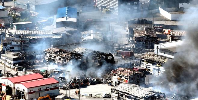 20일 오전 인천 서구 왕길동 기계 제조 공장에서 불이 났다. 공장 건물 30여개 동이 불에 타면서 연기가 치솟고 있는 모습. 연합뉴스