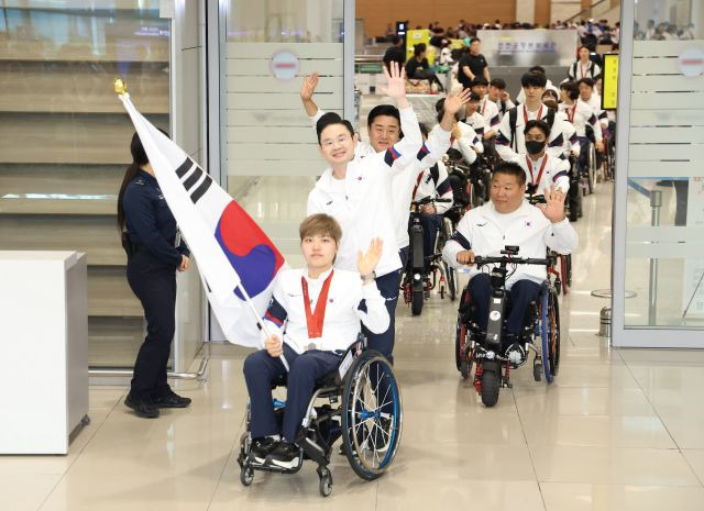 2024 파리패럴림픽에 출전한 대한민국 선수단이 지난달 10일 인천국제공항을 통해 귀국하고 있다. 연합뉴스