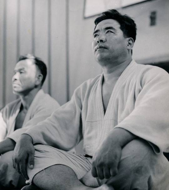국내 최초로 유도 10단에 오른 생전의 석진경 선생(오른쪽).