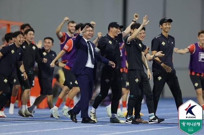 기뻐하고 있는 강원 벤치. 사진=한국프로축구연맹