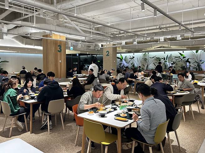 직장인들이 구내식당에서 점심식사를 하고 있다. 헤럴드DB