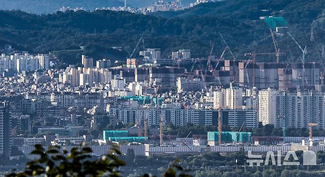 [서울=뉴시스] 김근수 기자 = 지난 9월30일 오전 서울 중구 남산에서 공사 중인 서울 시내 아파트 대단지가 보이고 있다. 국토교통부가 발표한 8월 기준 주택 통계에 따르면, 서울 주택 매매거래량은 7∼8월 두 달 연속 1만건을 넘어섰지만, 8월 들어 거래 증가세가 주춤해졌다.그러나, '악성 미분양'으로 불리는 준공 후 미분양 주택은 지난달 1만6461가구로, 전월보다 2.6%(423가구) 늘었다. 2024.10.20. ks@newsis.com