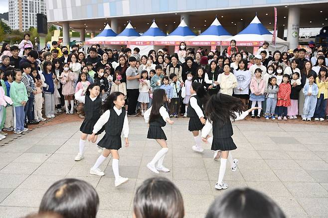 [대구=뉴시스]대구시 달성군이 국립대구과학관 일원에서 개최한 ‘2024 YES! 키즈존’ 행사에서 어린이들이 무용을 하고 있다(사진=달성군제공) 2024.10.20 photo@newsis.com  *재판매 및 DB 금지