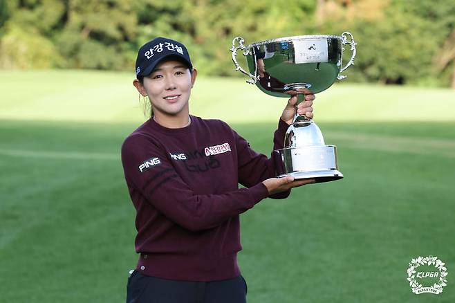 [서울=뉴시스] 김진아 기자 = 20일 경기 이천 사우스스프링스CC에서 열린 '상상인 한경 와우넷 2024' FR에서 우승을 차지한 박보겸이 트로피를 들고 기념촬영을 하고 있다. (사진=KLPGT 제공) 2024.10.20. photo@newsis.com *재판매 및 DB 금지