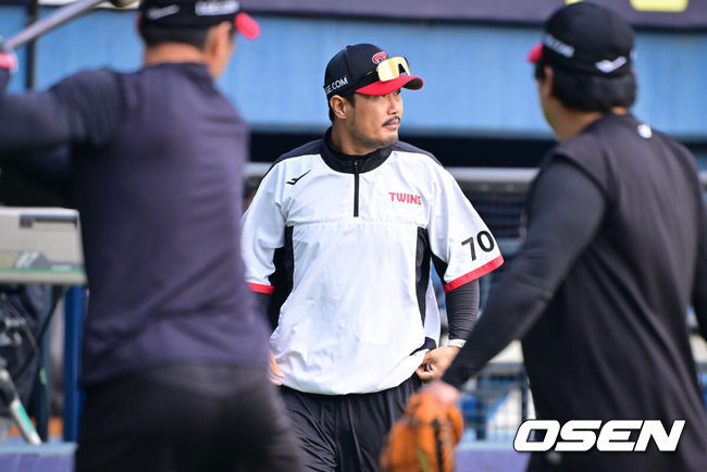 [OSEN=잠실, 조은정 기자] 11일 서울 잠실야구장에서 ‘2024 신한 SOL뱅크 KBO 포스트시즌’ 준플레이오프 5차전 LG 트윈스와 KT 위즈의 경기가 열린다. 경기에 앞서 LG 이호준 코치가 그라운드에 들어서고 있다. 2024.10.11 /cej@osen.co.kr