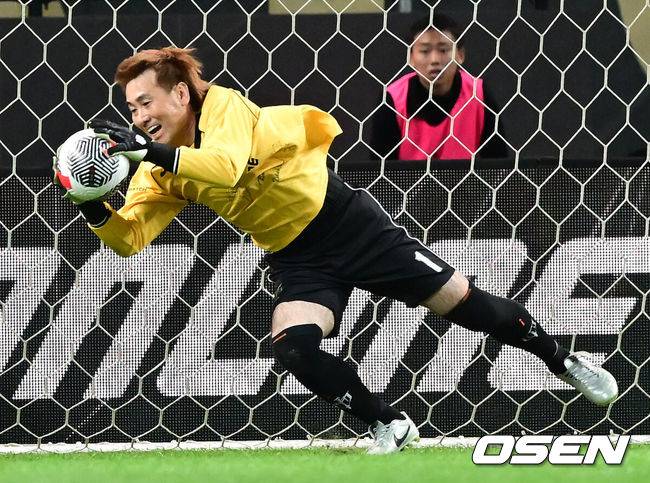 [OSEN=서울월드컵경기장, 김성락 기자] 20일 오후 서울월드컵경기장에서 ‘2024 넥슨 아이콘매치(이하 ‘아이콘 매치’)’ 본 경기가 진행됐다.19일과 20일 양일간 서울월드컵경기장에서 열리는 아이콘 매치는 넥슨 축구 게임&nbsp;'FC&nbsp;온라인'과&nbsp;'FC&nbsp;모바일'에서 은퇴한 전설적인 선수들로 구성된 '아이콘 클래스'에 속한 은퇴 선수들이 한국 경기장에 모이는 이색 경기다. 공격수로만 구성된&nbsp;'FC&nbsp;스피어' 팀과 수비수로만 구성된 '실드 유나이티드' 팀이 '창과 방패'를 콘셉트로 대결을 펼쳐 공격수와 수비수 중 어느 포지션이 더 훌륭한지 판가름한다.전반 스피어팀 김병지가 선방을 펼치고 있다. 2024.10.20 / ksl0919@osen.co.kr