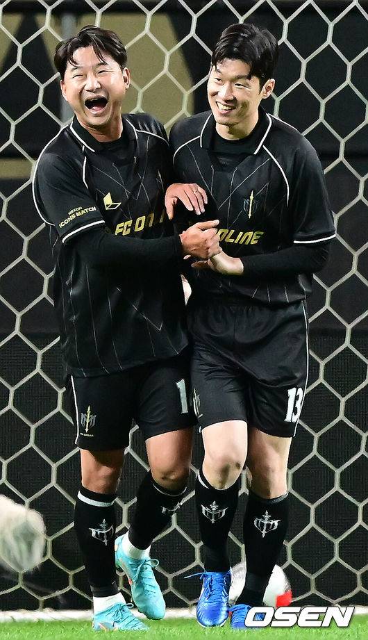 [OSEN=서울월드컵경기장, 김성락 기자] 20일 오후 서울월드컵경기장에서 ‘2024 넥슨 아이콘매치(이하 ‘아이콘 매치’)’ 본 경기가 진행됐다.19일과 20일 양일간 서울월드컵경기장에서 열리는 아이콘 매치는 넥슨 축구 게임&nbsp;'FC&nbsp;온라인'과&nbsp;'FC&nbsp;모바일'에서 은퇴한 전설적인 선수들로 구성된 '아이콘 클래스'에 속한 은퇴 선수들이 한국 경기장에 모이는 이색 경기다. 공격수로만 구성된&nbsp;'FC&nbsp;스피어' 팀과 수비수로만 구성된 '실드 유나이티드' 팀이 '창과 방패'를 콘셉트로 대결을 펼쳐 공격수와 수비수 중 어느 포지션이 더 훌륭한지 판가름한다.후반 스피어팀 박지성이 패널티킥을 넣은 뒤 이천수와 기쁨을 나누고 있다. 2024.10.20 / ksl0919@osen.co.kr