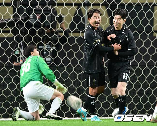 [OSEN=서울월드컵경기장, 김성락 기자] 20일 오후 서울월드컵경기장에서 ‘2024 넥슨 아이콘매치(이하 ‘아이콘 매치’)’ 본 경기가 진행됐다.19일과 20일 양일간 서울월드컵경기장에서 열리는 아이콘 매치는 넥슨 축구 게임&nbsp;'FC&nbsp;온라인'과&nbsp;'FC&nbsp;모바일'에서 은퇴한 전설적인 선수들로 구성된 '아이콘 클래스'에 속한 은퇴 선수들이 한국 경기장에 모이는 이색 경기다. 공격수로만 구성된&nbsp;'FC&nbsp;스피어' 팀과 수비수로만 구성된 '실드 유나이티드' 팀이 '창과 방패'를 콘셉트로 대결을 펼쳐 공격수와 수비수 중 어느 포지션이 더 훌륭한지 판가름한다.후반 스피어팀 박지성이 패널티킥을 넣은 뒤 이천수와 기쁨을 나누고 있다. 2024.10.20 / ksl0919@osen.co.kr