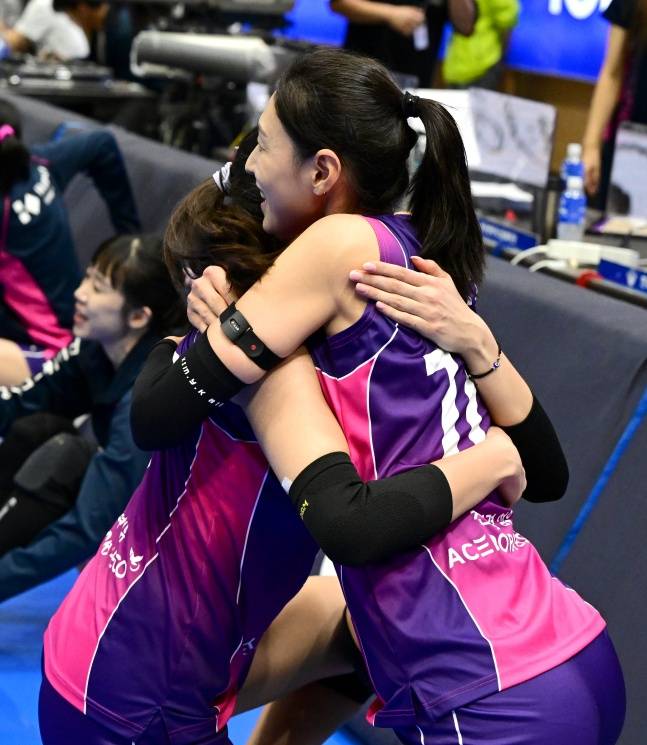 흥국생명의 투트쿠(왼쪽)가 현대건설전 승리 후 김연경을 안으며 기뻐하고 있다. /사진=한국배구연맹 제공