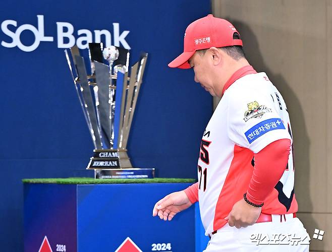 20일 오후 광주 라마다플라자 바이 윈덤 충장 호텔 라벤더홀에서 열린 '2024 신한 SOL Bank KBO 한국시리즈' 미디어데이, KIA 이범호 감독이 입장하고 있다. 광주, 김한준 기자