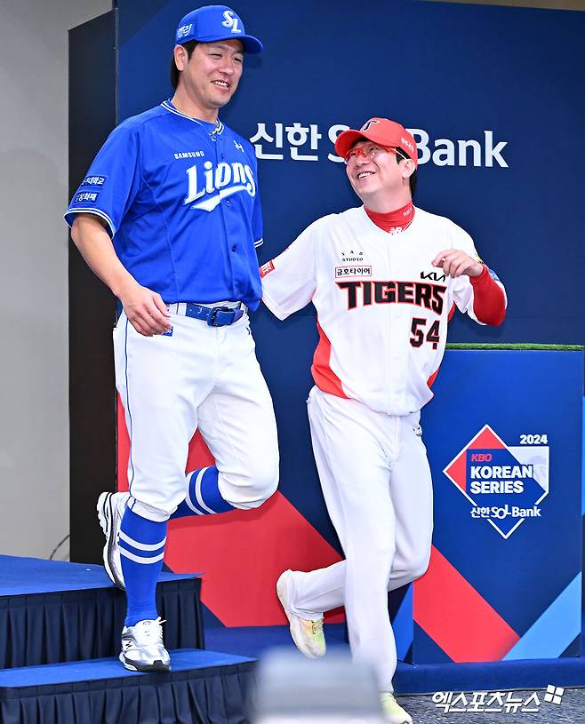 20일 오후 광주 라마다플라자 바이 윈덤 충장 호텔 라벤더홀에서 열린 '2024 신한 SOL Bank KBO 한국시리즈' 미디어데이, KIA 양현종과 삼성 강민호가 대화를 나누고 있다. 광주, 김한준 기자