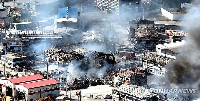 인천 공장 화재 강풍 타고 확산…30여개 동 피해 (인천=연합뉴스) 임순석 기자 = 20일 오전 인천 서구 왕길동 기계 제조 공장에서 발생한 화재로 일대 공장 건물 30여개 동이 불에 탔다. 검게 탄 공장 건물들 사이로 연기가 솟고 있다. 2024.10.20 soonseok02@yna.co.kr