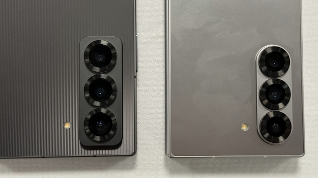 (왼쪽)갤럭시Z폴드 스페셜 에디션, (오른쪽)갤럭시Z폴드6./사진=백유진 기자 byj@