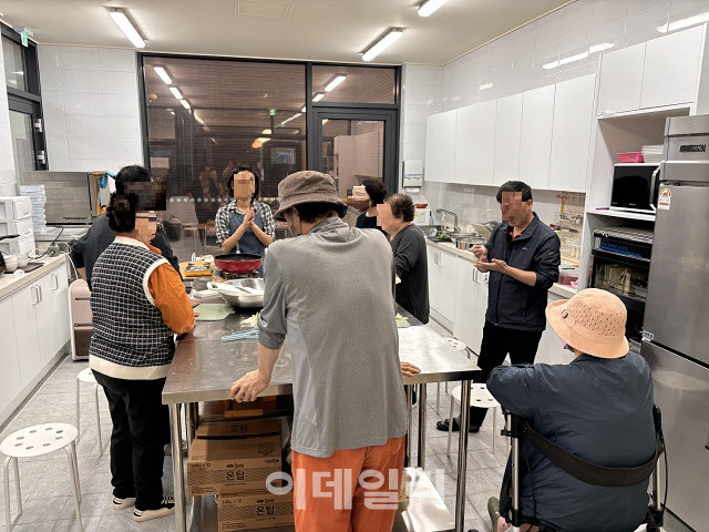 고독사 위험군 대상자들이 수원시와 수원시사회적기업협의회가 추진 중인 ‘새빛관계망’ 프로그램에 참여하고 있다.(사진=수원시)