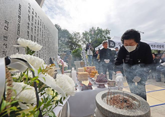 21일 오전 서울 성수대교 북단 위령탑 앞에서 열린 성수대교 붕괴사고 30주기 합동위령제에서 유가족이 헌화 및 분향을 하고 있다.(사진=연합뉴스)