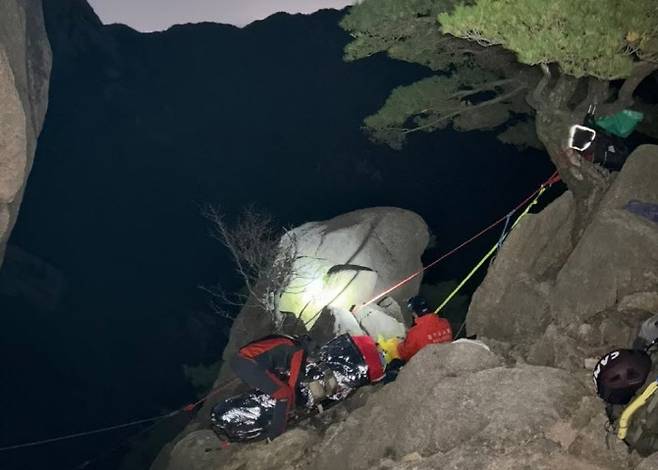 지난 20일 산행 중 낙상 사고를 당한 60대가 구조대원과 함께 비박을 하고 있는 모습. (사진=경기북부소방재난본부 제공)