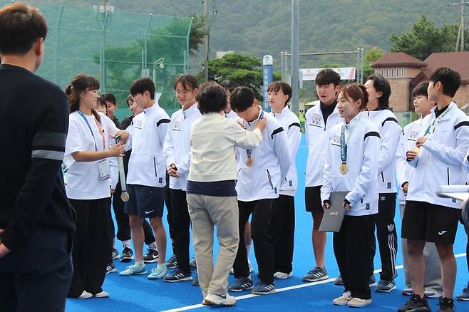 전국체전에서 우승한 한국체대 여자 하키부가 금메달을 받고있다