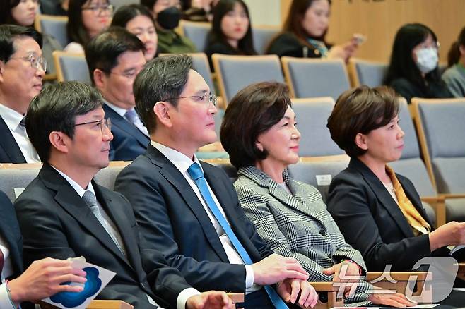 이재용 삼성전자 회장(왼쪽 두 번째부터), 홍라희 전 리움미술관장이 21일 서울 종로구 서울대어린이병원에서 열린 '이건희 소아암·희귀질환 극복사업, 함께 희망을 열다, 미래를 열다' 행사에 참석해 있다. 고(故) 이건희 삼성 선대회장의 유산으로 시작된 소아암·희귀질환 극복 사업은 올해로 4년차를 맞았다. 사업을 통해 소아암·희귀질환 진단을 받은 환자만 1만 명에 달한다. (서울대학교병원 제공) 2024.10.21/뉴스1