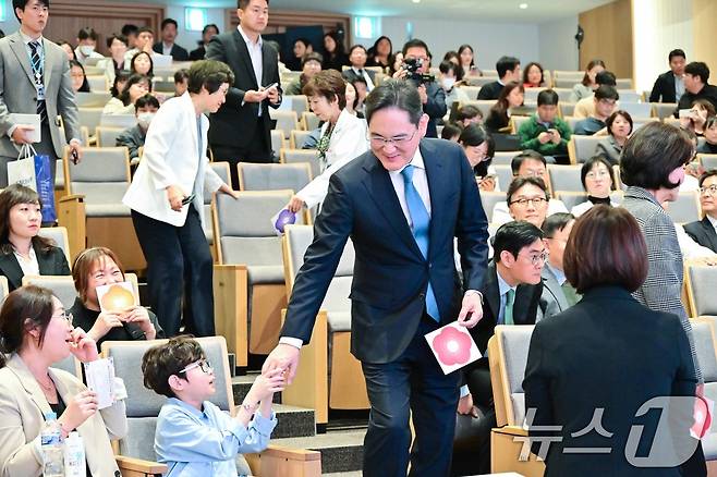 이재용 삼성전자 회장이 21일 서울 종로구 서울대어린이병원에서 열린 '이건희 소아암·희귀질환 극복사업, 함께 희망을 열다, 미래를 열다' 행사에서 환아와 인사를 나누고 있다. 고(故) 이건희 삼성 선대회장의 유산으로 시작된 소아암·희귀질환 극복 사업은 올해로 4년차를 맞았다. 사업을 통해 소아암·희귀질환 진단을 받은 환자만 1만 명에 달한다. (서울대학교병원 제공) 2024.10.21/뉴스1