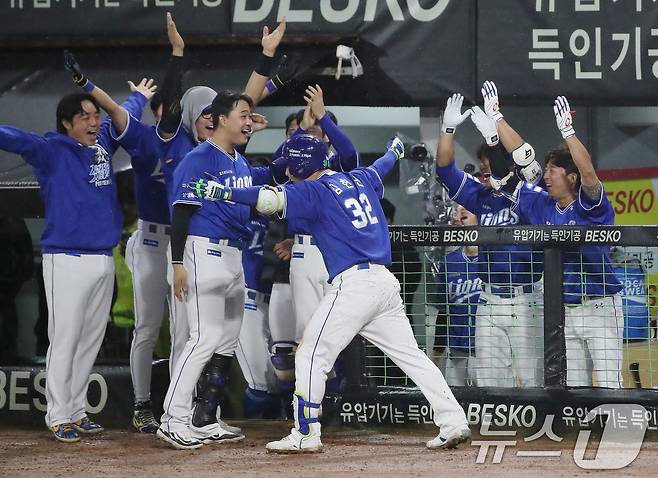 21일 오후 광주 기아챔피언스필드에서 열린 프로야구 '2024 신한 SOL 뱅크 KBO 포스트시즌' 한국시리즈 1차전 삼성 라이온즈와 KIA 타이거즈의 경기, 6회초 무사 주자 없는 상황 삼성 김헌곤이 KIA 네일을 상대로 1점 홈런을 치고 더그아웃에서 동료들과 세리머니를 하고 있다. 2024.10.21/뉴스1 ⓒ News1 임세영 기자