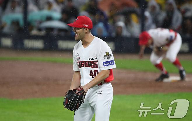 21일 오후 광주 기아챔피언스필드에서 열린 프로야구 '2024 신한 SOL 뱅크 KBO 포스트시즌' 한국시리즈 1차전 삼성 라이온즈와 KIA 타이거즈의 경기, 5회초 2사 1루 상황 KIA 네일이 삼성 김지찬을 3루수 땅볼 아웃으로 처리하고 환호하고 있다. 2024.10.21/뉴스1 ⓒ News1 임세영 기자