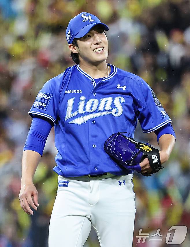 21일 오후 광주 북구 기아챔피언스필드에서 열린 프로야구 '2024 신한 SOL 뱅크 KBO 포스트시즌' 한국시리즈 1차전 삼성 라이온즈와 기아 타이거즈의 경기, 4회말 1사 1루 상황에서 삼성 선발투수 원태인이 기아 김선빈에게 볼넷을 허용한 뒤 아쉬워하고 있다. 2024.10.21/뉴스1 ⓒ News1 김도우 기자