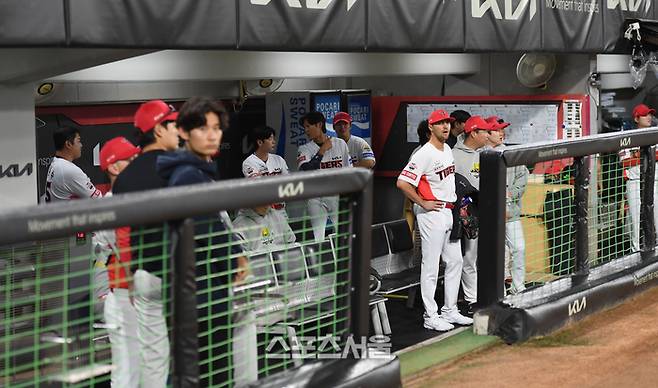 KIA 선수들이 21일 광주-기아 챔피언스 필드에서 열리는 삼성과 2024 KBO 한국시리즈 1차전 시작 전 비가 내리자 그라운드를 응시하고 있다. 광주 | 최승섭기자 thunder@sportsseoul.com