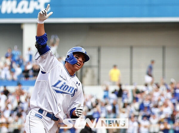 13일 오후 대구 수성구 삼성라이온즈파크에서 열린 2024 KBO 포스트시즌 플레이오프 1차전 LG 트윈스와 삼성 라이온즈의 경기, 4회말 무사 주자 없는 상황에서 삼성 김영웅이 솔로홈런을 치고 기뻐하고 있다. 사진┃뉴시스