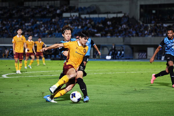 광주FC의 김진호가 10월 1일 일본 가와사키 토도로키 스타디움에서 치러진 가와사키 프론탈레와의 2024/25시즌 아시아축구연맹(AFC) 챔피언스리그 엘리트(ACLE) 리그 스테이지 2차전에서 드리블을 시도하고 있다. 사진┃광주FC