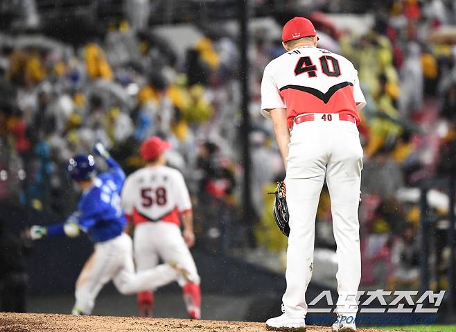 21일 광주 기아 챔피언스필드에서 열린 삼성과 KIA의 한국시리즈 1차전. 6회초 무사 김헌곤이 우월 솔로포를 허용한 네일이 아쉬워하고 있다. 광주=정재근 기자 cjg@sportschosun.com/2024.10.21/