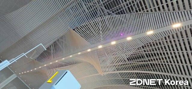 인천공항 제2여객터미널 체크인홀 천장에 설치된 키네틱 조형물.
