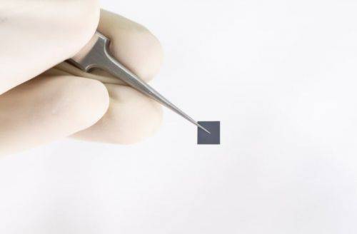 일본 TDK가 지난 6월 발표한 초소형 전고체 배터리. 이미지출처=TDK 홈페이지.