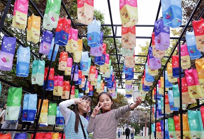 어린이들이 지난 18~20일 신륵사관광지 일원에서 열린 ‘여주오곡나루축제’ 행사장에서 휴대전화로 기념사진을 찍고 있다.  ＜사진=여주시＞