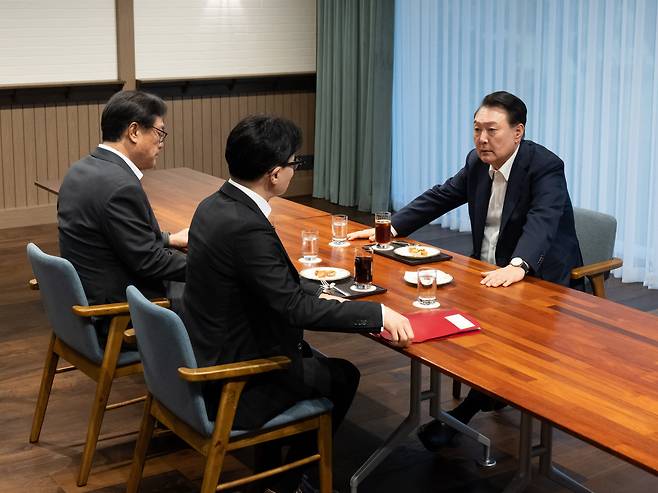 윤석열 대통령이 21일 서울 용산 대통령실 파인그라스에서 한동훈 국민의힘 대표와 면담하고 있다. 정진석 대통령 비서실장이 배석했다. /대통령실