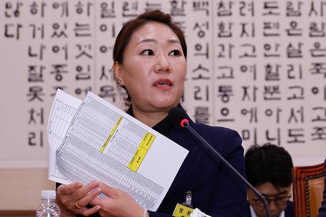 김건희 여사의 공천 개입 의혹과 명태균 씨 여론조사 비용 불법 조달 의혹을 제기한 강혜경 씨가 21일 오후 서울 여의도 국회 법제사법위원회에서 열린 대검찰청 국정감사에 출석해 대선 여론조사 비용이 적힌 자료를 들어보이고 있다. /뉴스1